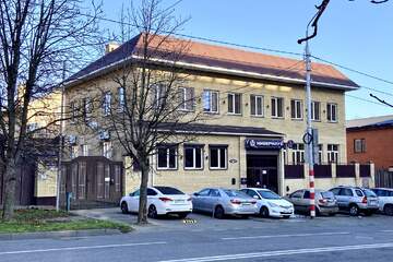 Отдельно стоящее здание, 700 м²